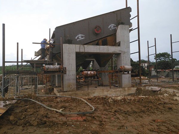 四川小型車載移動(dòng)破碎機(jī)站